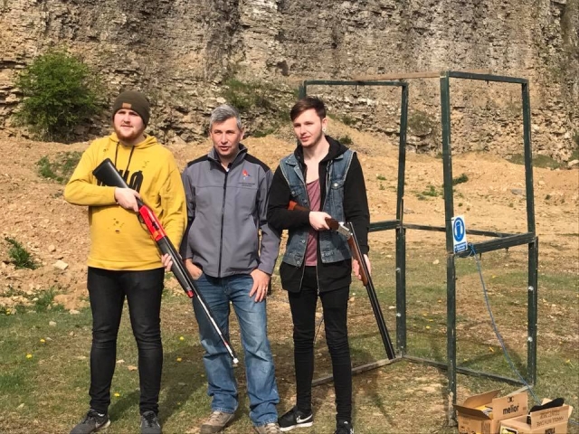  Dos niños, uno con chamarra negra y el otro chamarra amarilla y gorro verde, a punto de iniciar su sesión de jalo al plamarro con el instructor 