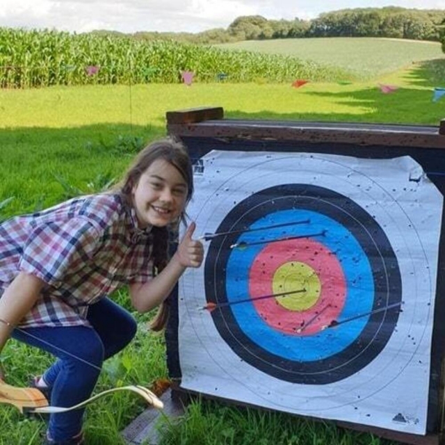 Niña sonriendo después de golpear el área amarilla (1) (1) 