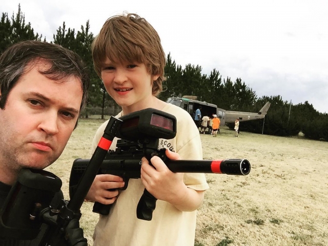  Padre e hijo sonriendo y divirtiéndose duranle su sesión de etiquetas láser 