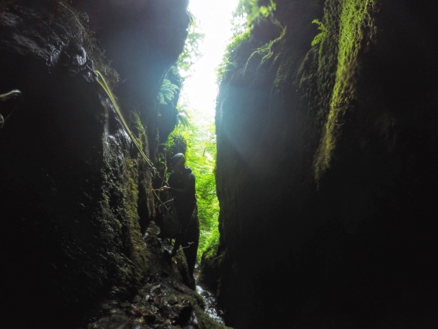 Explora cueva escondidas 