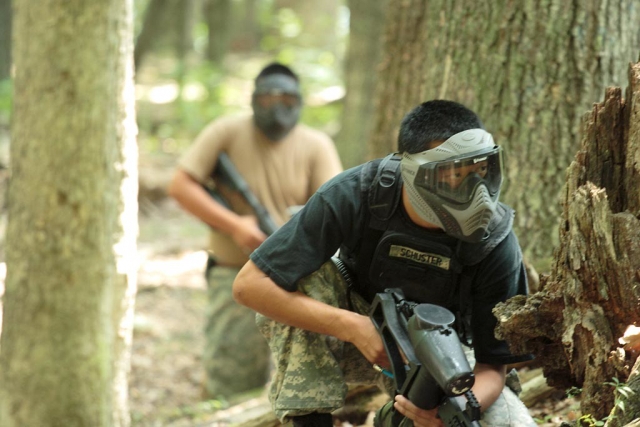  Hombre de negro jugando gotcha a punto de recibir un disparo 