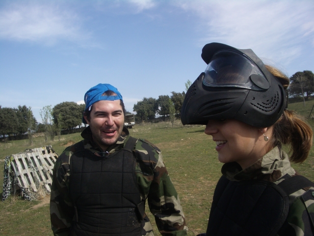  Niño y niña preparándose para jugar paintball