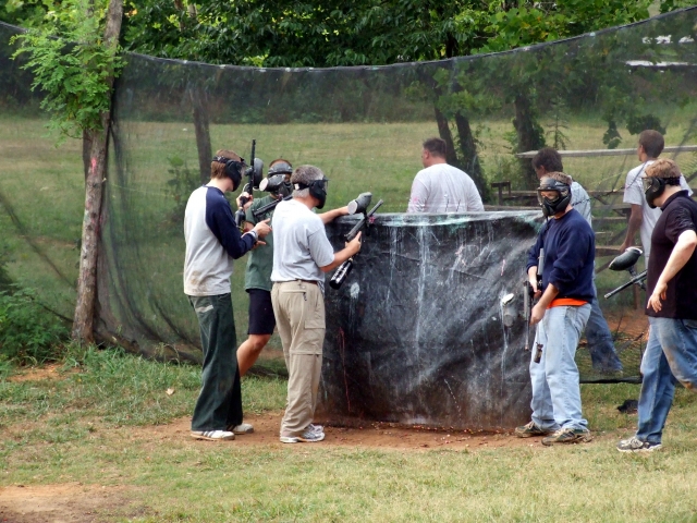  Grupo de amigos preparándose para jugar gotcha 