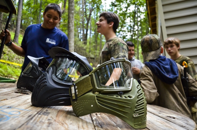  Grupo de niños pequeños preparándose para tener su experiencia de paintball