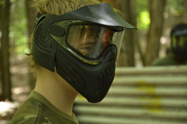  Niño con máscara y casco antes de ir a jugar paintball