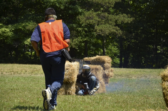 Niño con equipo de protección naranja corriendo hacia el gotcha 