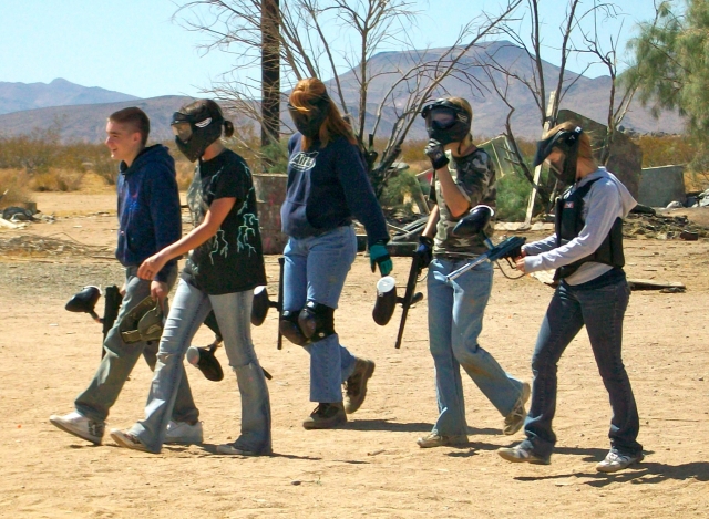 Grupo de amigos preparándose para jugar gotcha 