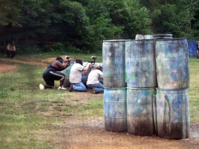  Tres jugadores disparando mientras jugaban gotcha 