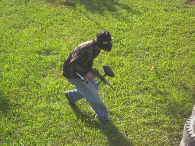  Jugador de gotcha corriendo en el campo 