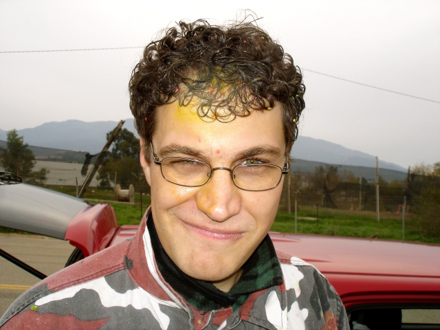 Niño con ojos azules pintados después de su sesión de gotcha 