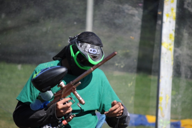  Jugador de gotcha con playera verde preparándose para jugar gotcha 