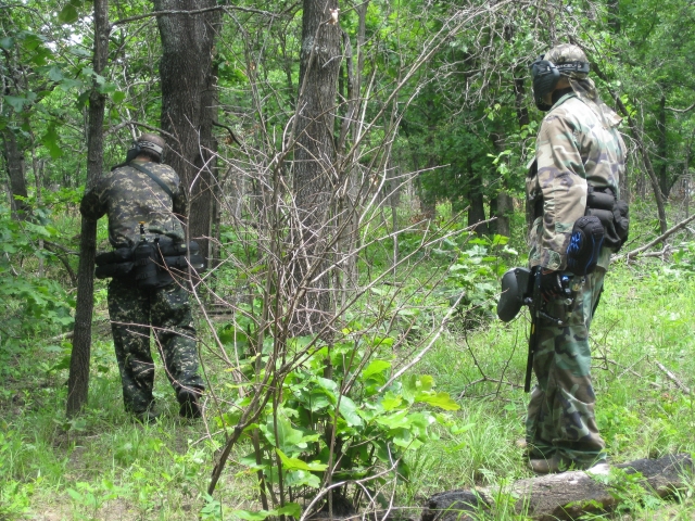  Dos personas de un equipo de gotcha divirtiéndose 