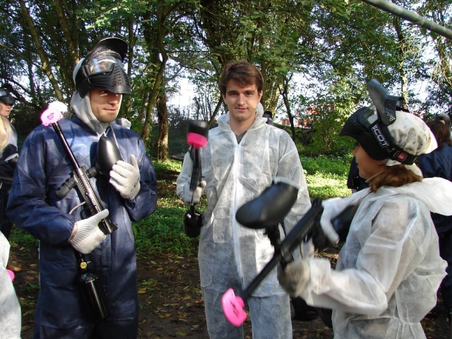 Tres jugadores de gotcha preparándose para jugar 