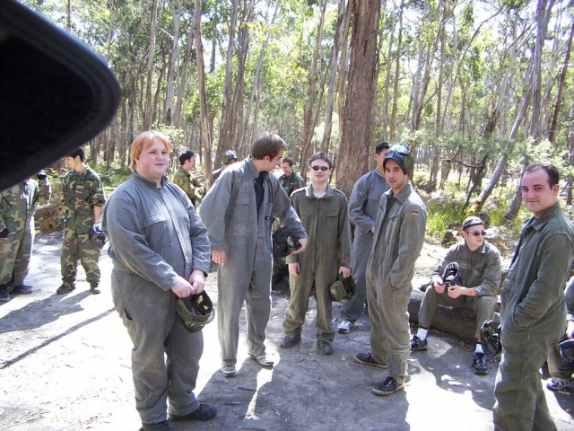  Grupo de amigos recibiendo información antes de jugar al paintball