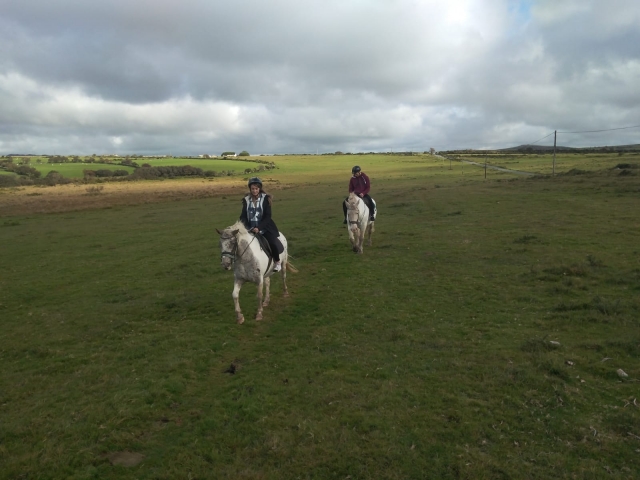 Mujer y hombre subiendo caballos blancos y yendo al King Arthur's Hall 