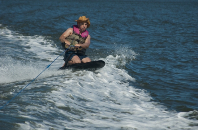 Hombre con sombrero haciendo esquí acuático