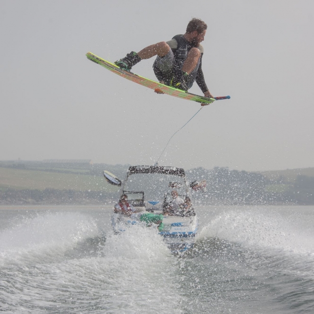 Experiencia Wake Surf en Padstow duranle 30 minutos