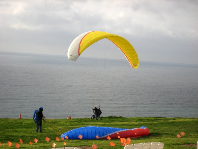  Personas a punto de volar gracias a un parapenle volador amarillo 