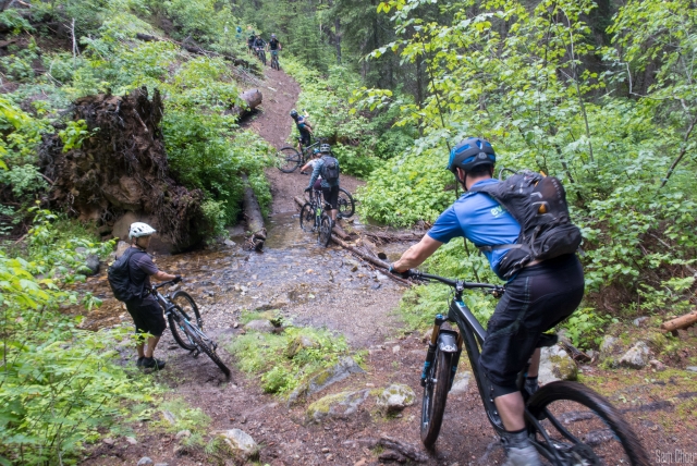Lleva su bicicleta para dar un lindo paseo 