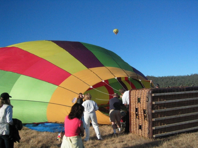 Un globo de colores a punto de despegar 