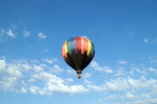  Globo de colores volando sobre el cielo azul 