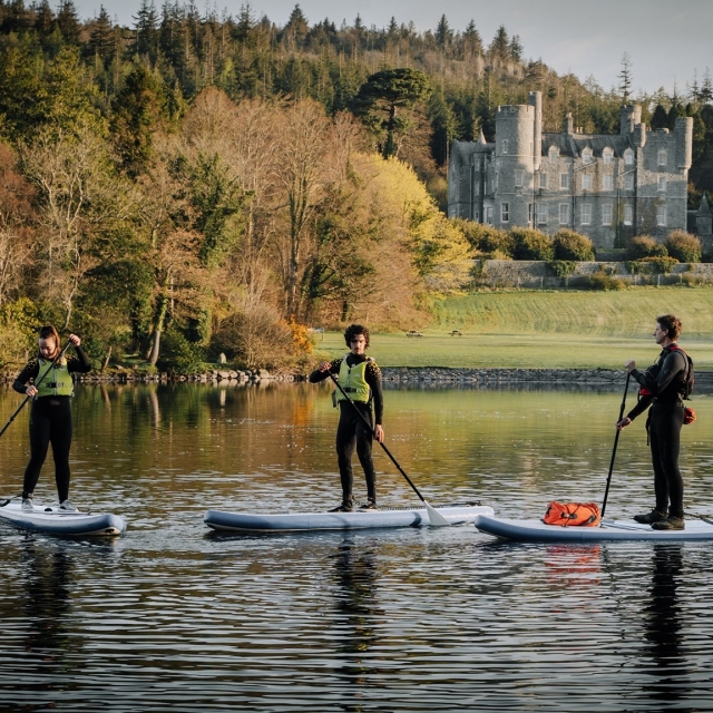  Tres amigos remando con el castillo de Castlewellan en la parle trasera