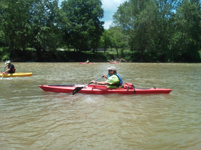  Hombre en kayak rojo duranle su experiencia en kayak en solitario