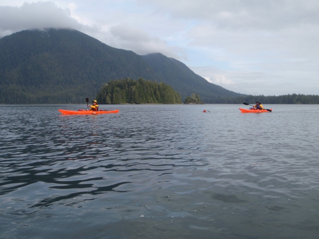  Dos kayaks en solitario en el lago 