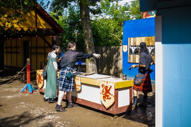  Personas vestidas como la era vikinga aventando hachas 