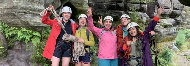  Grupo de 5 amigas con cascos blancos a punto de escalar trepar