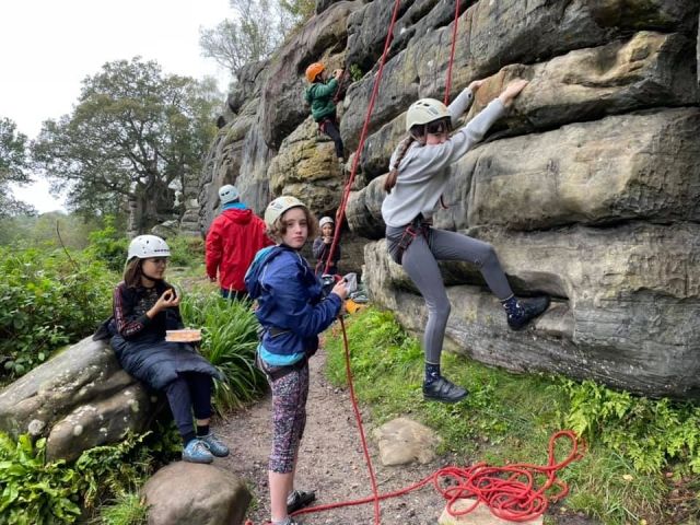 Grupo de 6 personas divirtiéndose duranle su experiencia de escalada 