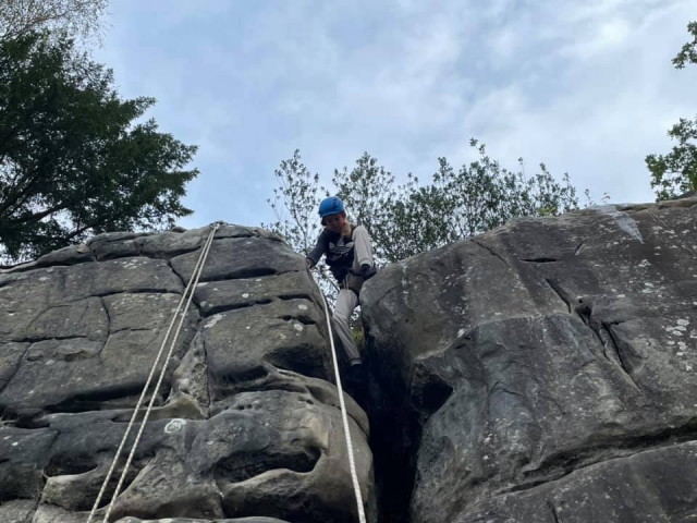  Niños de una familia llegando a la cima de la colina duranle su sesión de escalada 