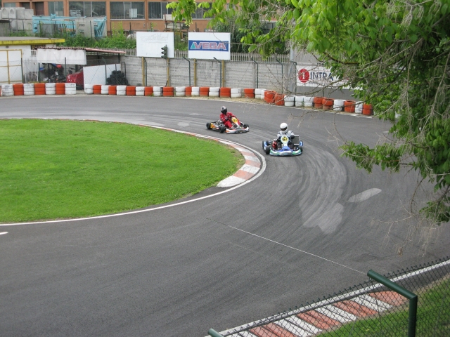 Dos pilotos tomando una curva