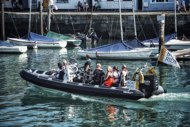  Personas duranle un paseo en barco saliendo del puerto