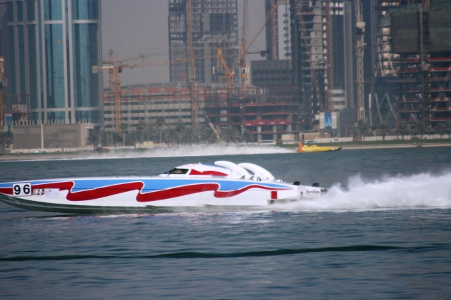  Lancha motora en el puerto en lancha motora roja, azul y blanca 