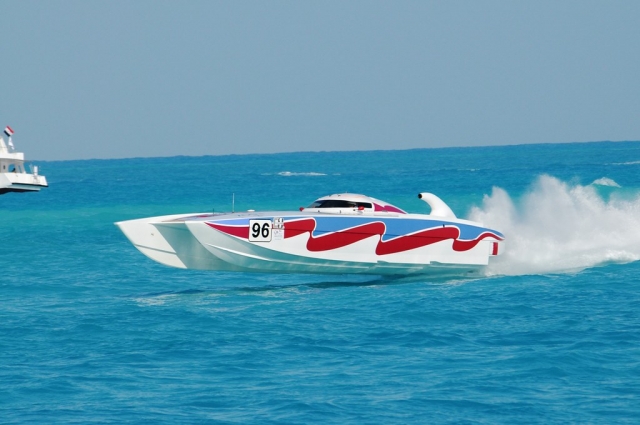  Lancha motora en lancha motora blanca, azul y roja 