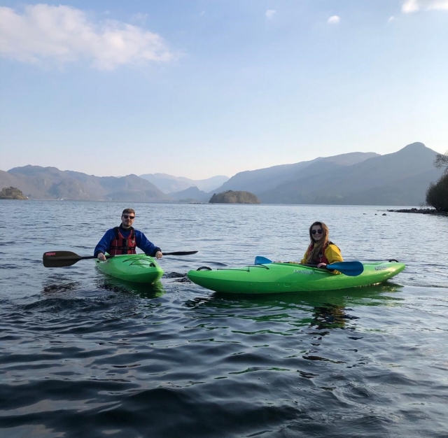  Pareja vistiendo flotadores rojos y amarillos ayudas en kayak