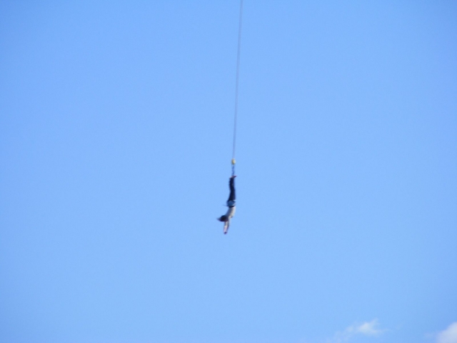 Saltos de bungee desde un puenle 