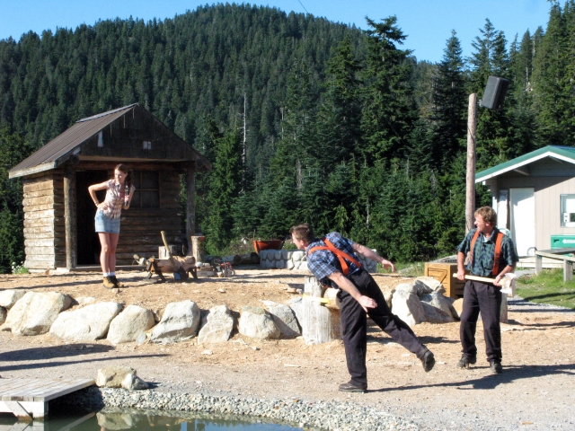  Dos hombres en medio del bosque aventando hachas 