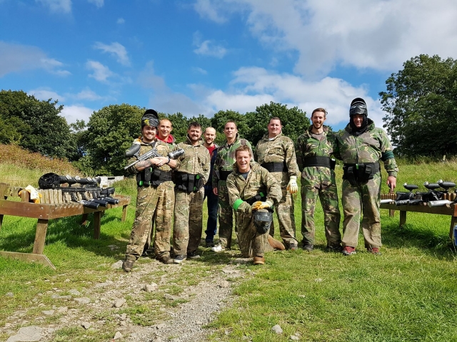 Personas con trajes de camuflaje preparándose para jugar al gotcha 