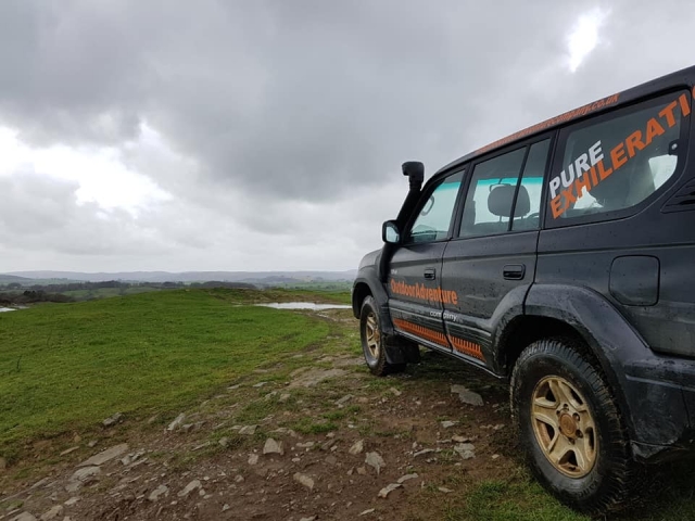 Carro 4x4 negro para pasar un ramarro maravilloso manejando