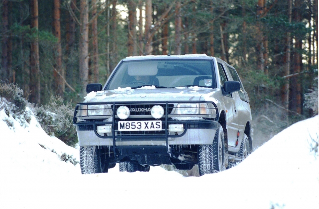 Carro 4x4 duranle una sesión de conducción en la nieve