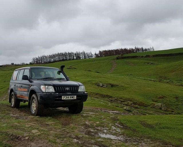 Personas divirtiéndose duranle la experiencia de conducción 4x4