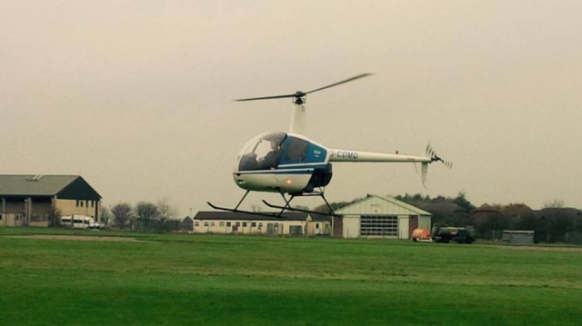  Helicóptero blanco y azul despegando para sobrevolar Kent y Sussex
