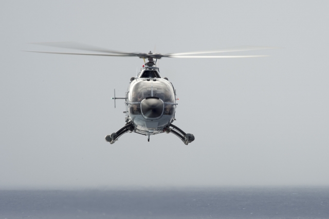  Helicóptero volando sobre el mar 
