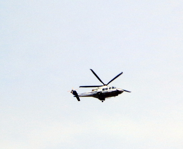  Helicóptero blanco volando en el cielo de Kent 