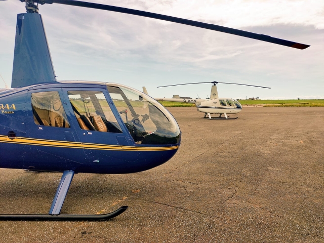 Helicóptero blanco y azul aterrizó listo para que pases 30 minutos volando y disfrutando de un nie tour