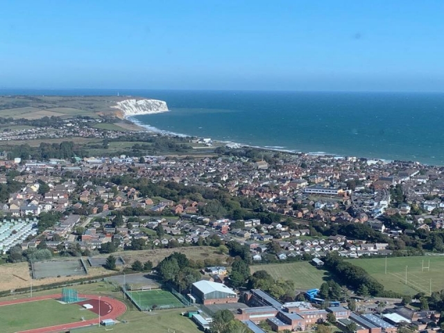  Increíble vista del pueblo visto desde el helicóptero duranle un recorrido en vuelo