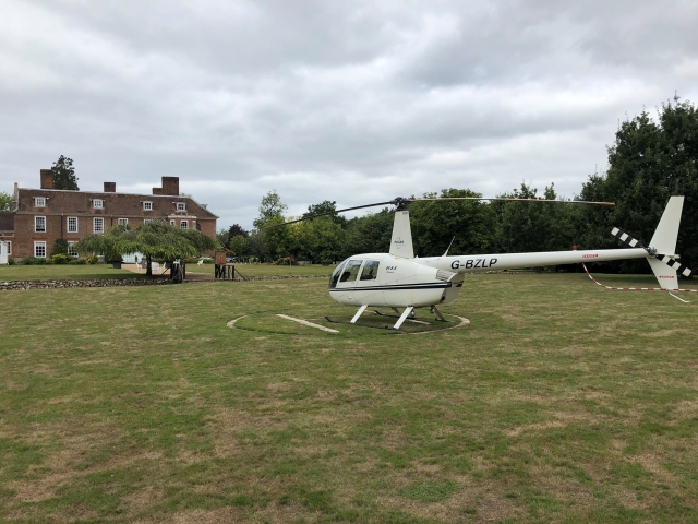 Helicóptero blanco aterrizó y casa de piedra delante