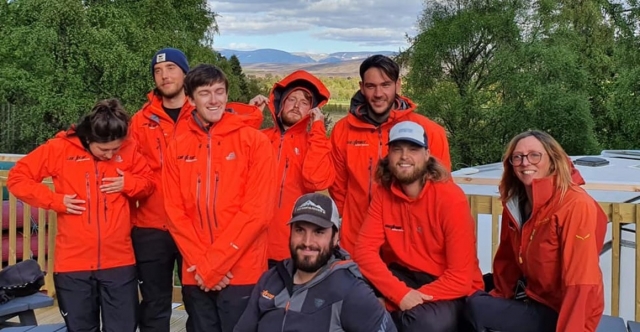  Amigos con suéter naranja a punto de caminar por la cerro 